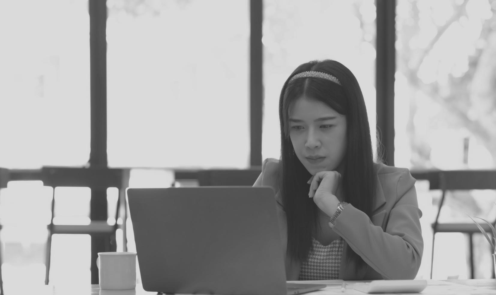 Persona trabajando con documentos financieros y calculadora
